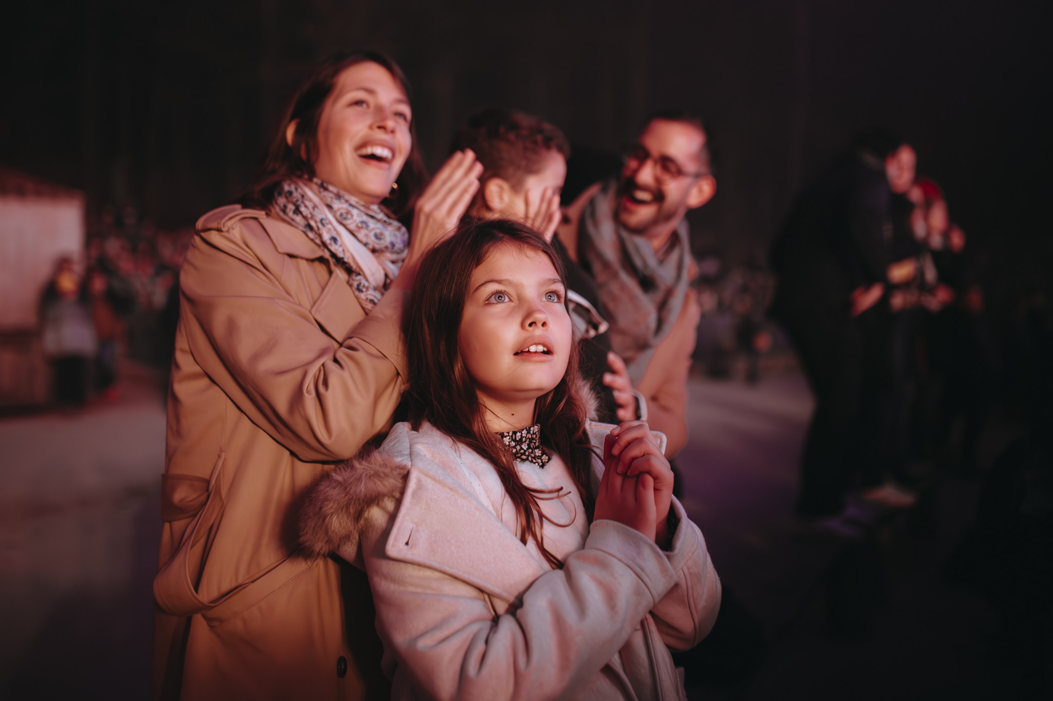 Famille avec un enfant devant un spectacle du Puy du Fou 