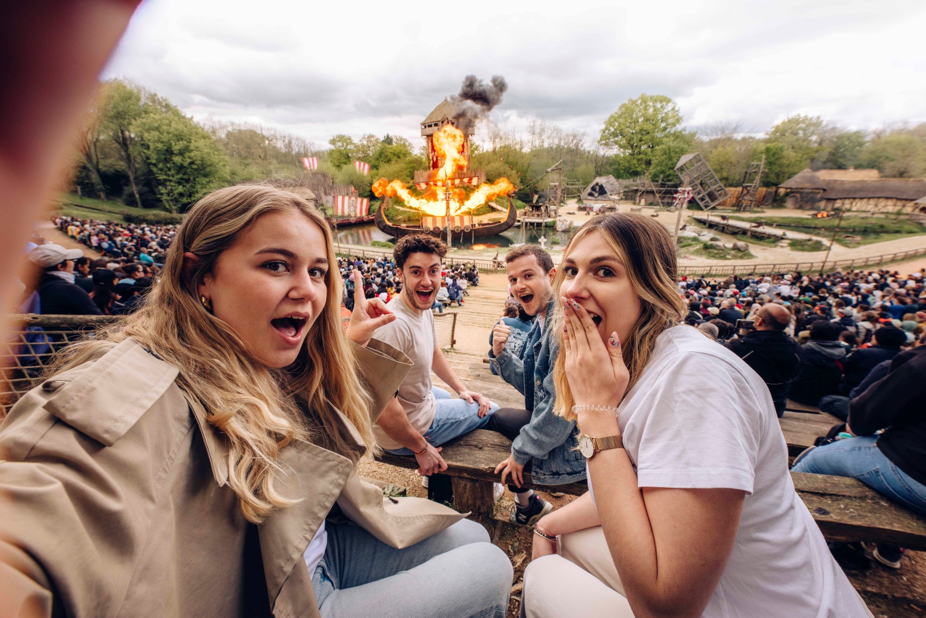 Groupe d'étudiants devant le drakkar des Vikings