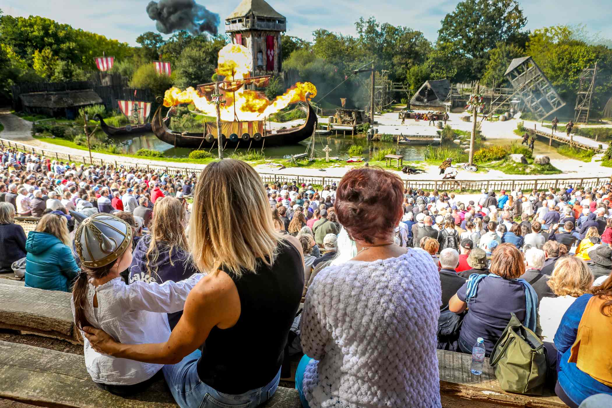 Famille au Puy du Fou devant le spectacle Les Vikings