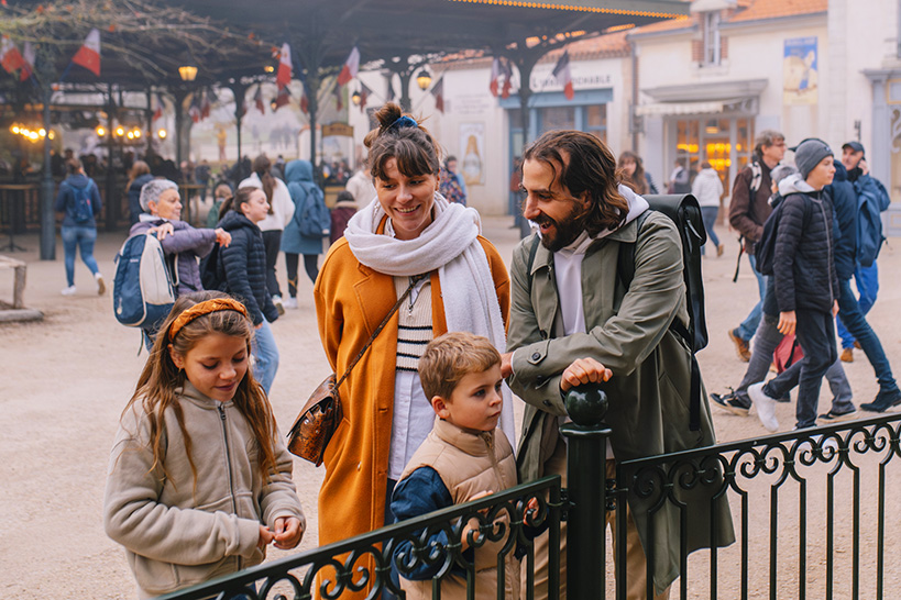 Famille au Bourg Berard du Puy du Fou