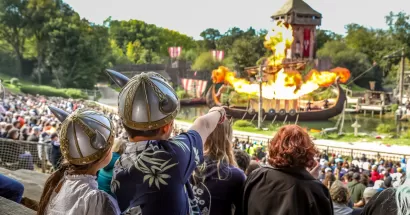 Petit garçon devant le spectacle "Les Vikings"