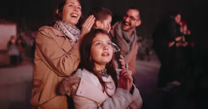 Famille devant le spectacle nocturne "Les Noces de Feu" au Puy du Fou