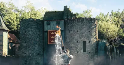 Artus zieht Excalibur aus seinem Felsen heraus