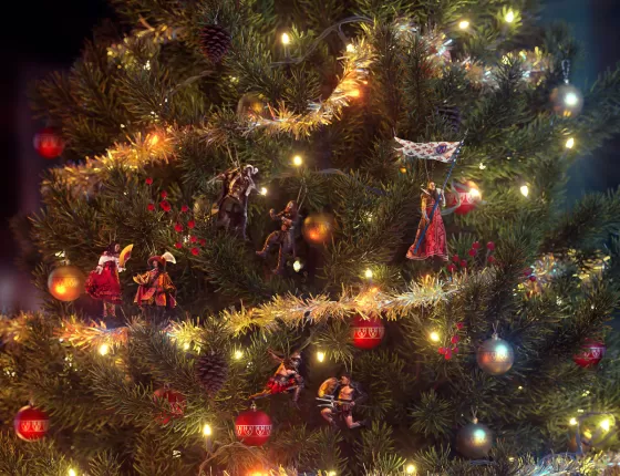 Arbre de Noël avec les personnages du Puy du Fou en guise de boules.