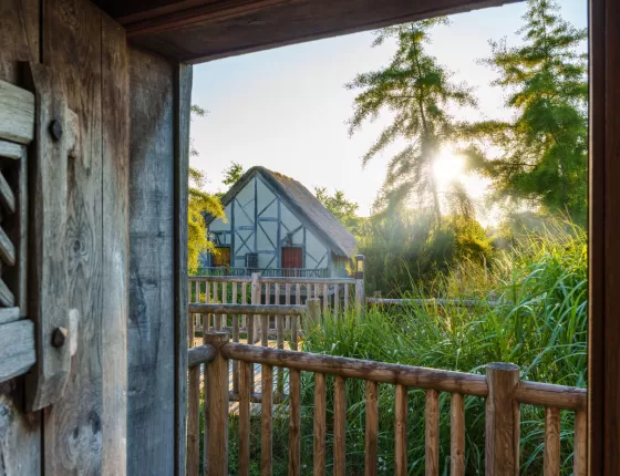 Vue d'une fenêtre de l'hôtel Les Îles de Clovis, un hôtel recréant l'atmosphère du Ier millénaire