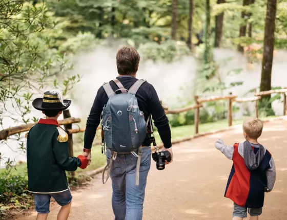 Famille en visite d'un parc en Vendée