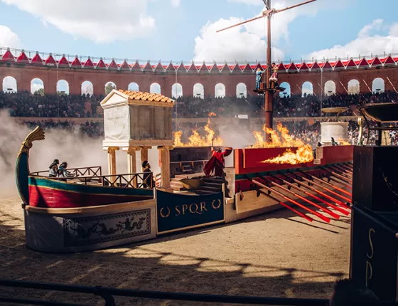 Stadium avec le drakkar du spectacle "Le Signe du Triomphe" au Puy du Fou