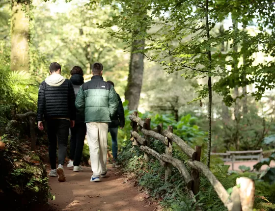 Visiteurs du Puy du Fou dans les allées du Val de la Marienne
