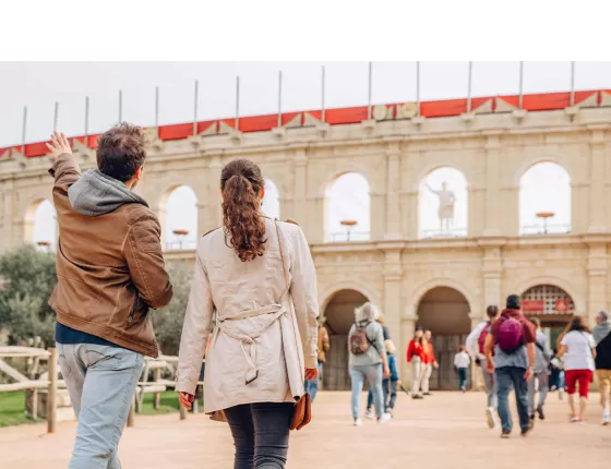 Couple devant le stadium au Puy du Fou