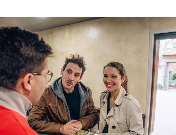 Talent du Puy du Fou en train d'aider un couple dans le parc