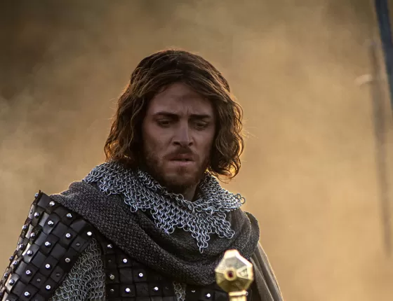 Arthur-devant-Excalibur-Puy-du-Fou-header