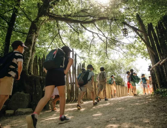 Groupe d'enfants allant à un atelier pédagogique au Puy du Fou