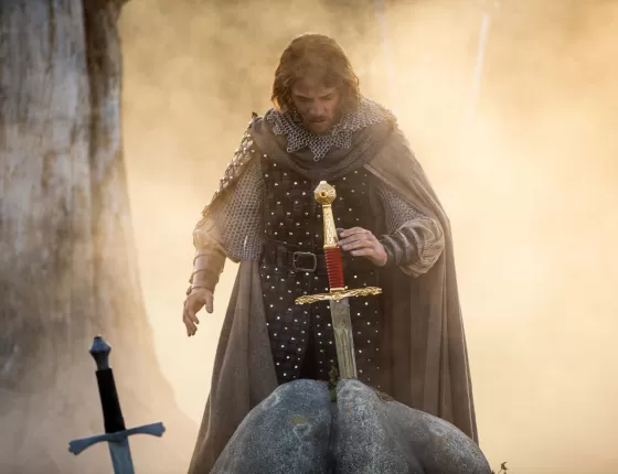 Le-Roi-Arthur-approchant-l'épée-Exkalibur-du-Puy-du-Fou
