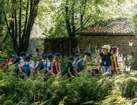 Groupe d'enfants se promenant dans le parc Puy du Fou