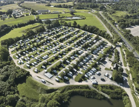 Parking/aire de services pour les camping-cars : emplacement gratuit les 12 premières heures de stationnement avec un service de navette pour rejoindre l'entrée du parc du Puy du Fou