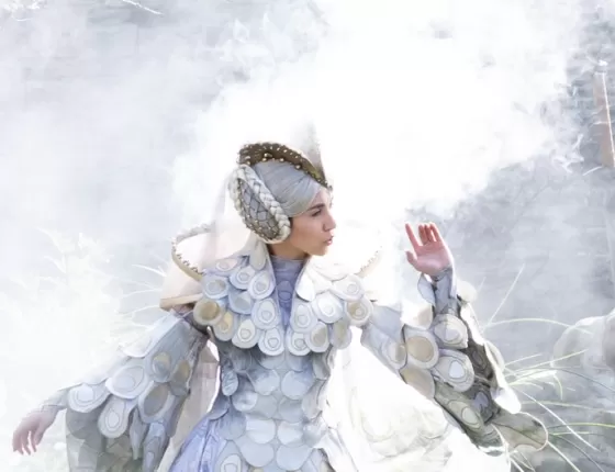 Fée Viviane dans la brume, incarnant la dame du lac de la légende arthurienne