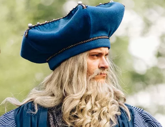 Merlin dans la nature avec sa canne