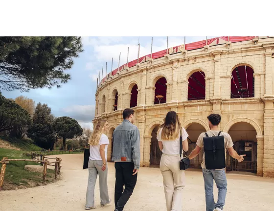 Des étudiants devant le stadium