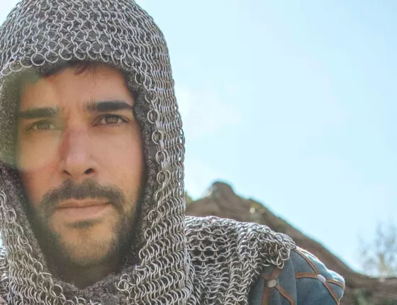 Chevalier représenté dans le spectacle l'Epée du Roi Arthur racontant les histoires des chevaliers de la Table Ronde