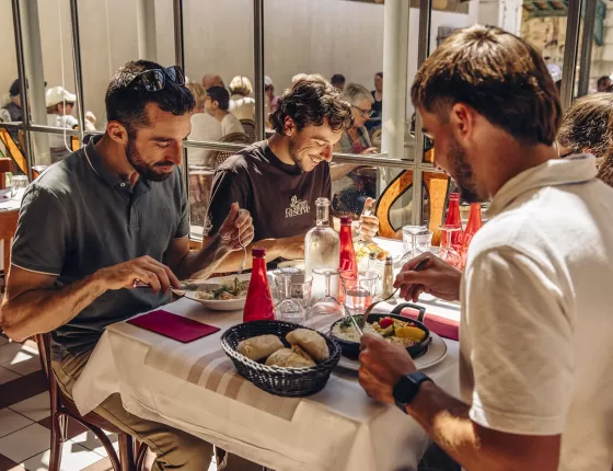 Groupe d'amis mangeant au Puy du Fou au Bistrot dans le Bourg Bérard
