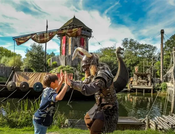 Enfant qui tape dans les mains d'un viking