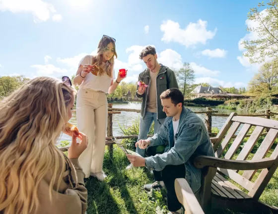 Groupe d'étudiants prenant leur goûter lors d'une visite sur le parc