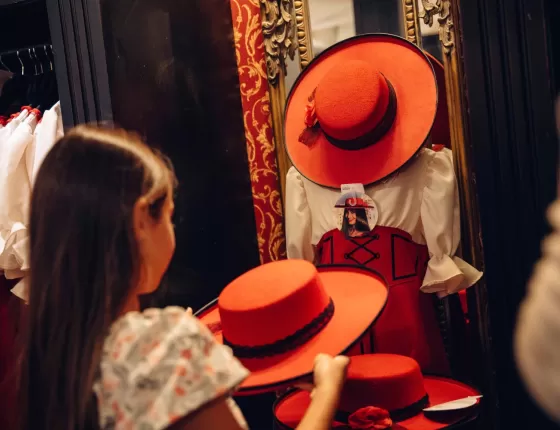 Fille devant le costume de la Serafina dans la boutique du Bourg Bérard