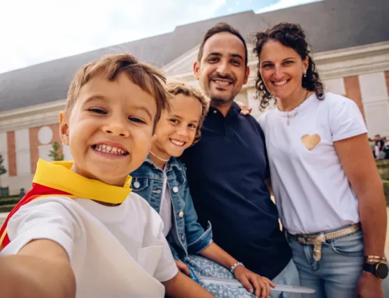 Famille devant le spectacle des Mousquetaires de Richelieu