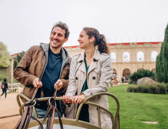 Couple sur un char devant le spectacle du Signe du Triomphe