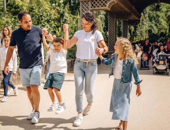 Famille dans les allées du parc