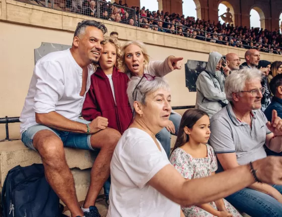 Famille au spectacle du Signe du Triomphe