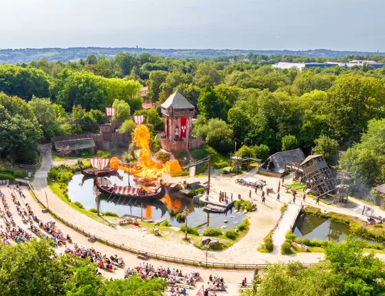 Spectacle "Les Vikings" au Puy du Fou : vue depuis le ciel sur la tribune et la scène