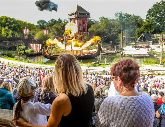 Famille devant le triflamme du spectacle des Vikings