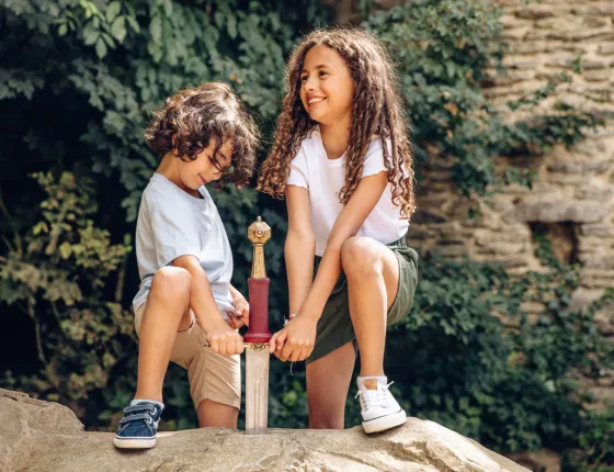 Enfants retirant l'épée du Roi Arthur du rocher