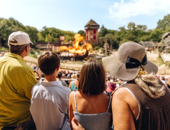 Famille devant les Vikings pendant le triflamme