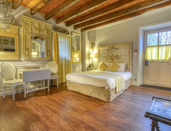 Chambre dans le Logis de Lescure hôtel de la Cité Nocturne autour du Puy du Fou