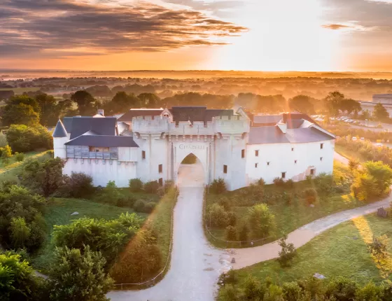 L'extérieur de l'hôtel "La Citadelle" du Puy du Fou.
