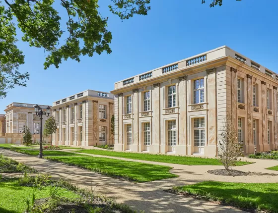L'extérieur de l'hôtel "Le Grand Siècle" du Puy du Fou.