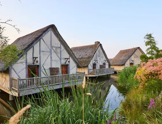 Les huttes de l'hôtel "Les Iles de Clovis" sur pilotis