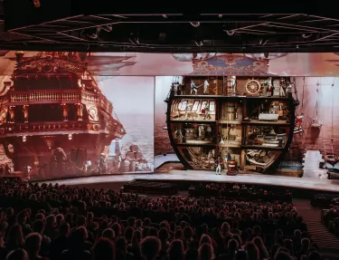 La tribune du spectacle "Le Dernier Panache" dévoile la coque d'un bateau ouvert