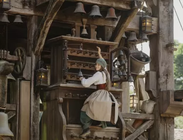 Le spectacle "Le Grand Carillon" est lancé et la carillonneuse fait sonner les cloches 