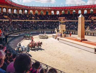 La course de char du mythique Stadium Gallo-Romain du spectacle "Le Signe du Triomphe"