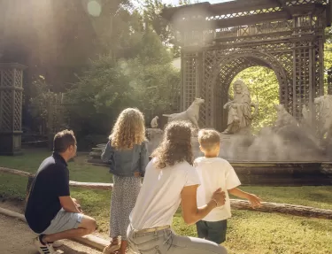 Une famille devant la statue de Jean de la Fontaine dans le spectacle nature "Le Monde Imaginaire de la Fontaine"