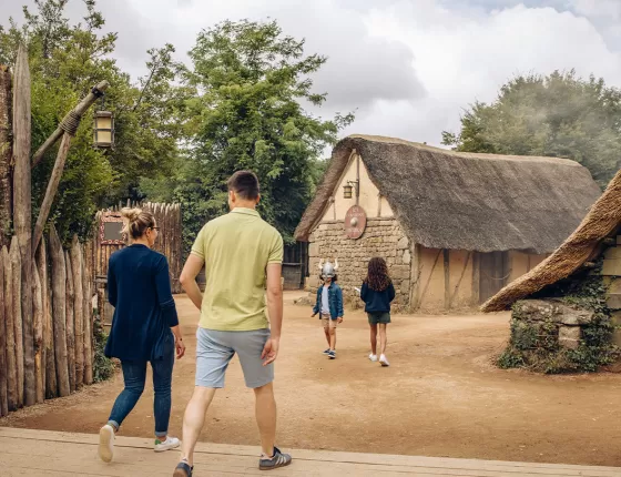 Une famille entre dans le hameau Saint-Philbert-le-Vieil.