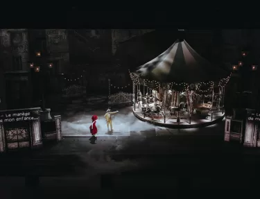 Garance et Mimoza découvrent le manège d'enfance de Mimoza dans le spectacle "Le Mime et l'Etoile"