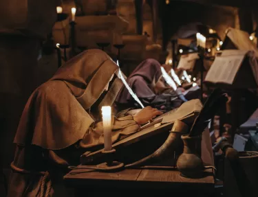 La déambulation dans le spectacle immersif "Le Premier Royaume" en passant par la première pièce : le scriptorium du sanctuaire du roi Childéric.