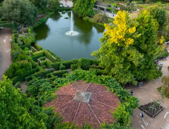 Une vue en drône du Labyrinthe des Animaux