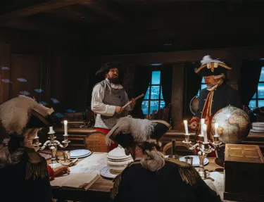 Les marins et les scientifiques du spectacle "Le Mystère de la Pérouse" réunis dans une cabine du bateau "La Boussole".