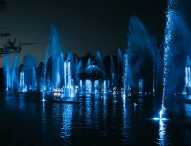 Le décor du spectacle "Les Noces de Feu" sur l'étang composée d'immenses jets d'eau.
