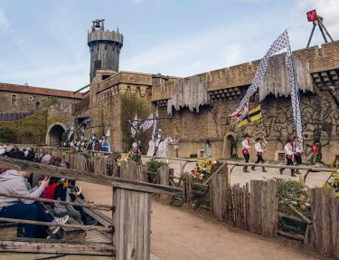 L'arrivée de Jeanne dans le spectacle "Le Secret de la Lance"